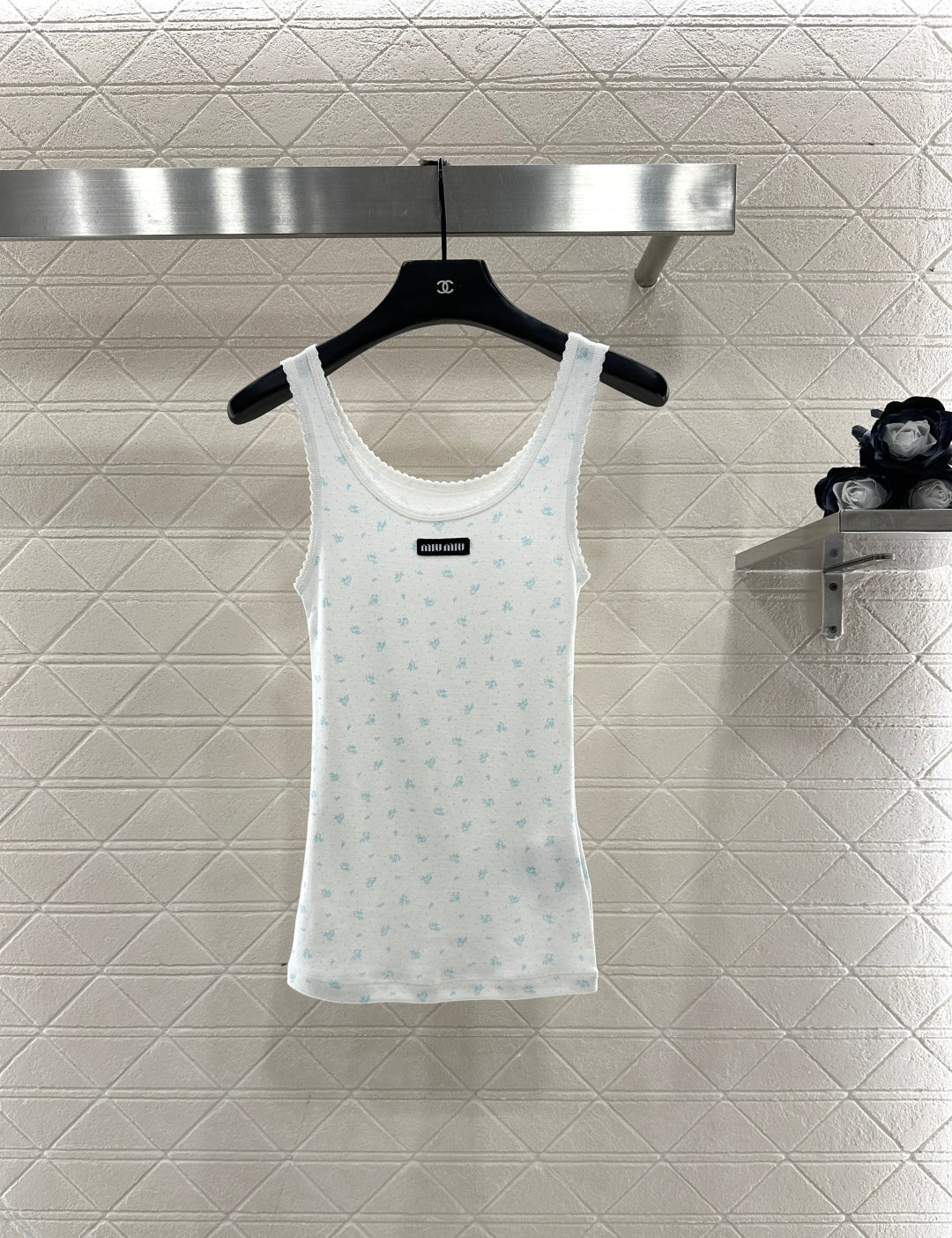 Slim fit U-neck floral vest