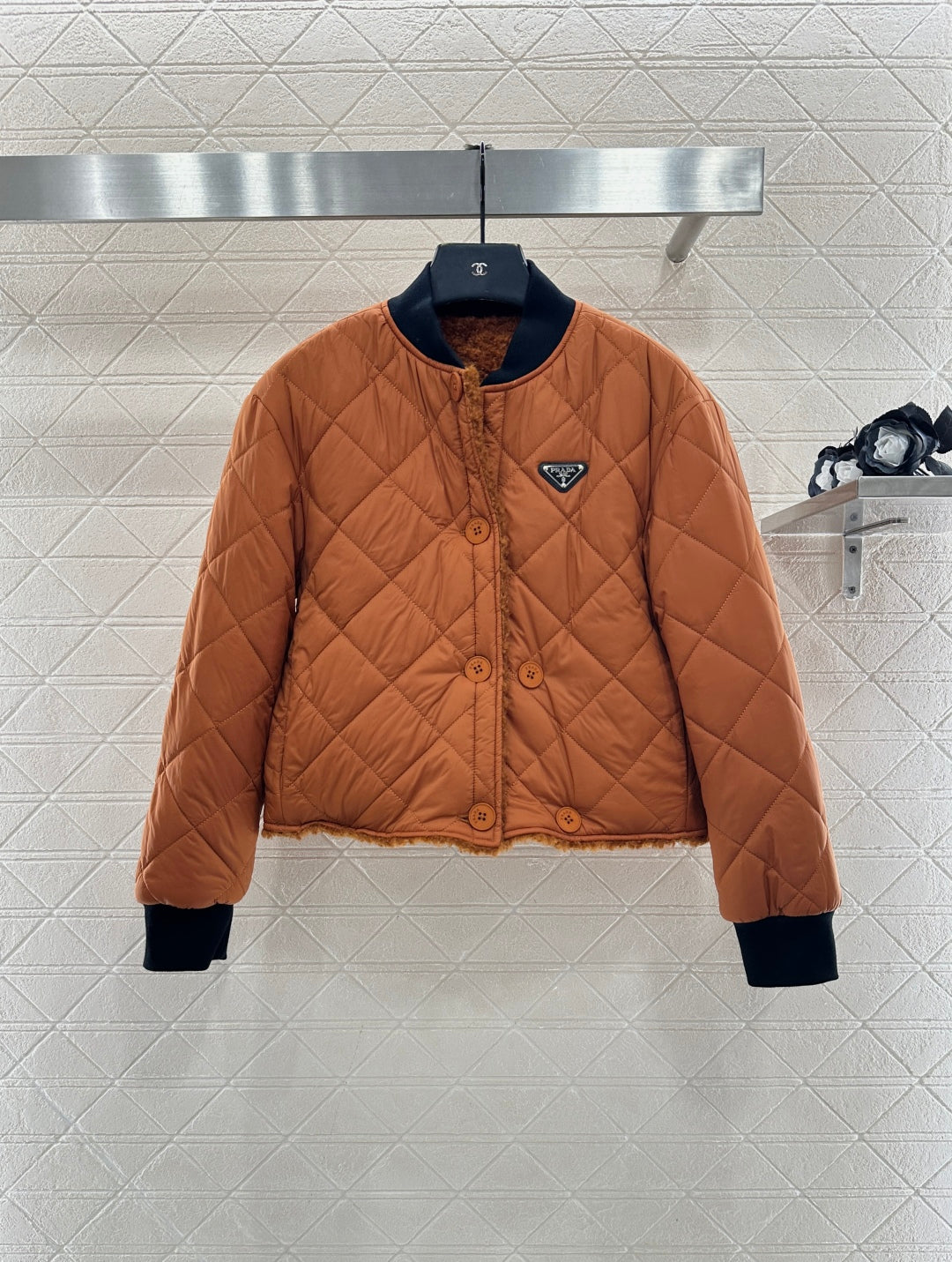 Wear lamb wool jackets on both sides