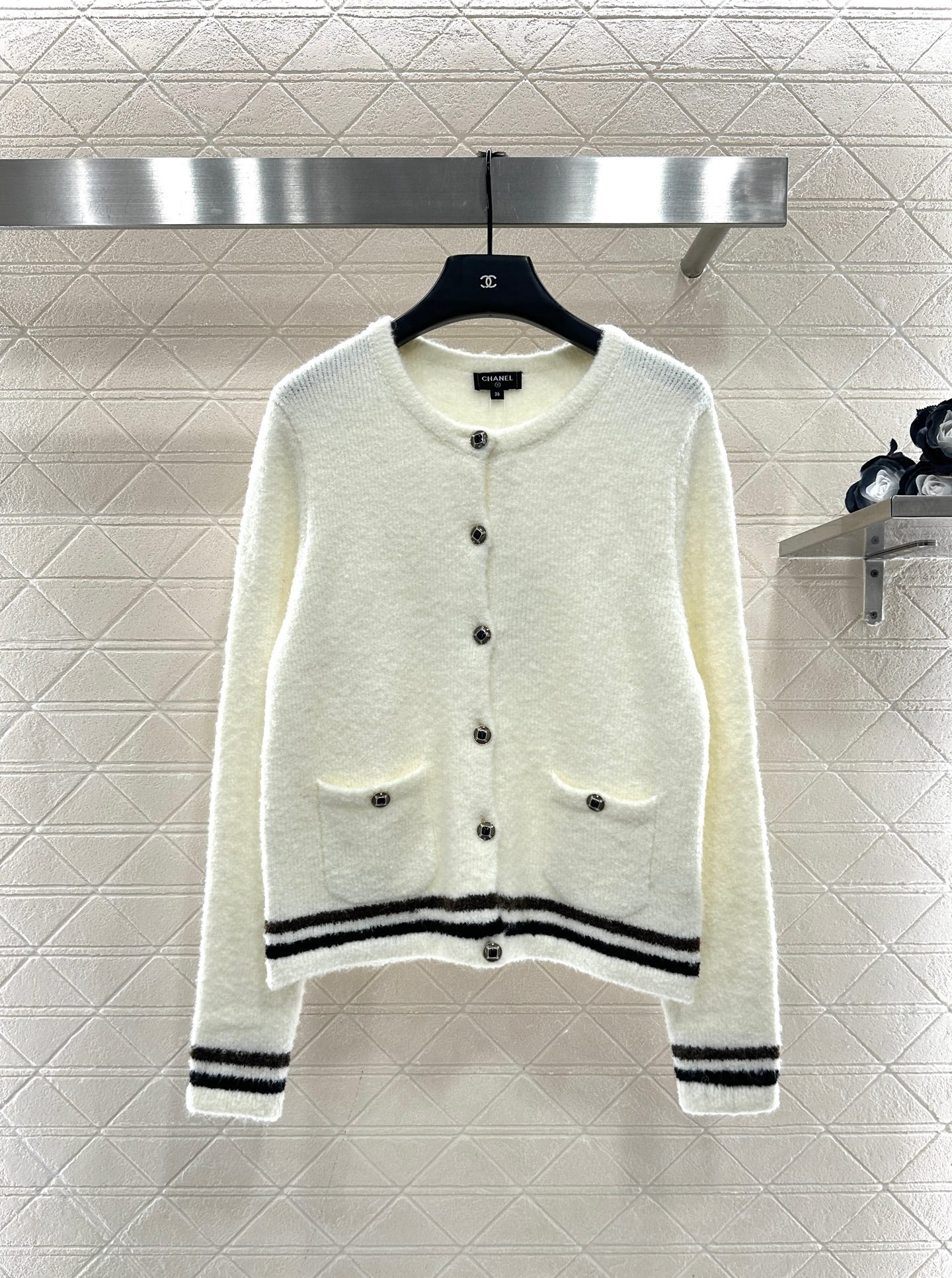 Soft and sticky knitted cardigan