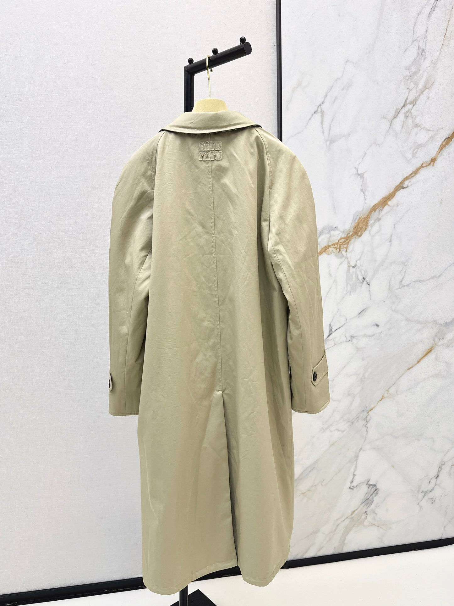Double sided long windbreaker design