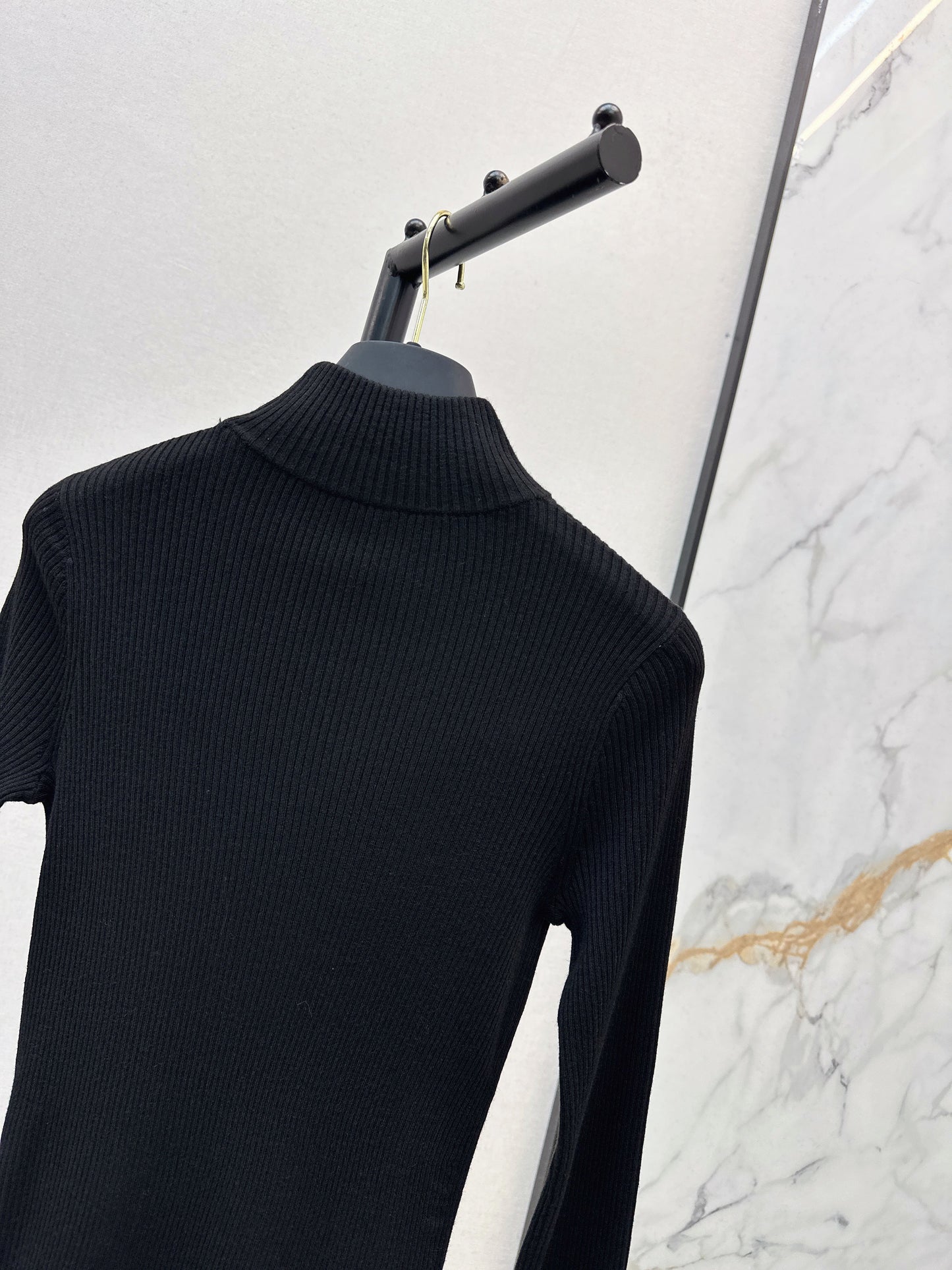Slim fit letter logo high neck base shirt