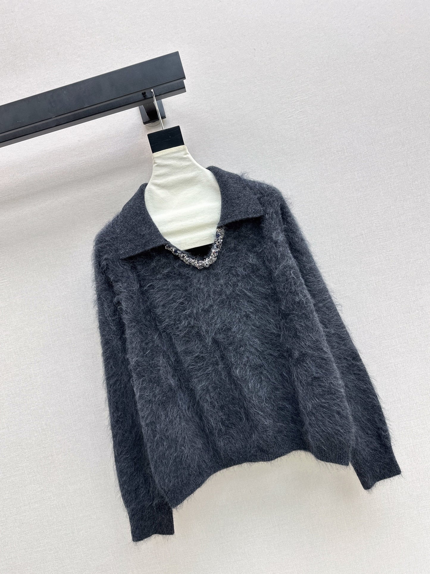 Sparkling woven decorative V-neck sweater