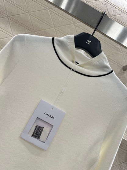 Small high neck knitted pullover sweater