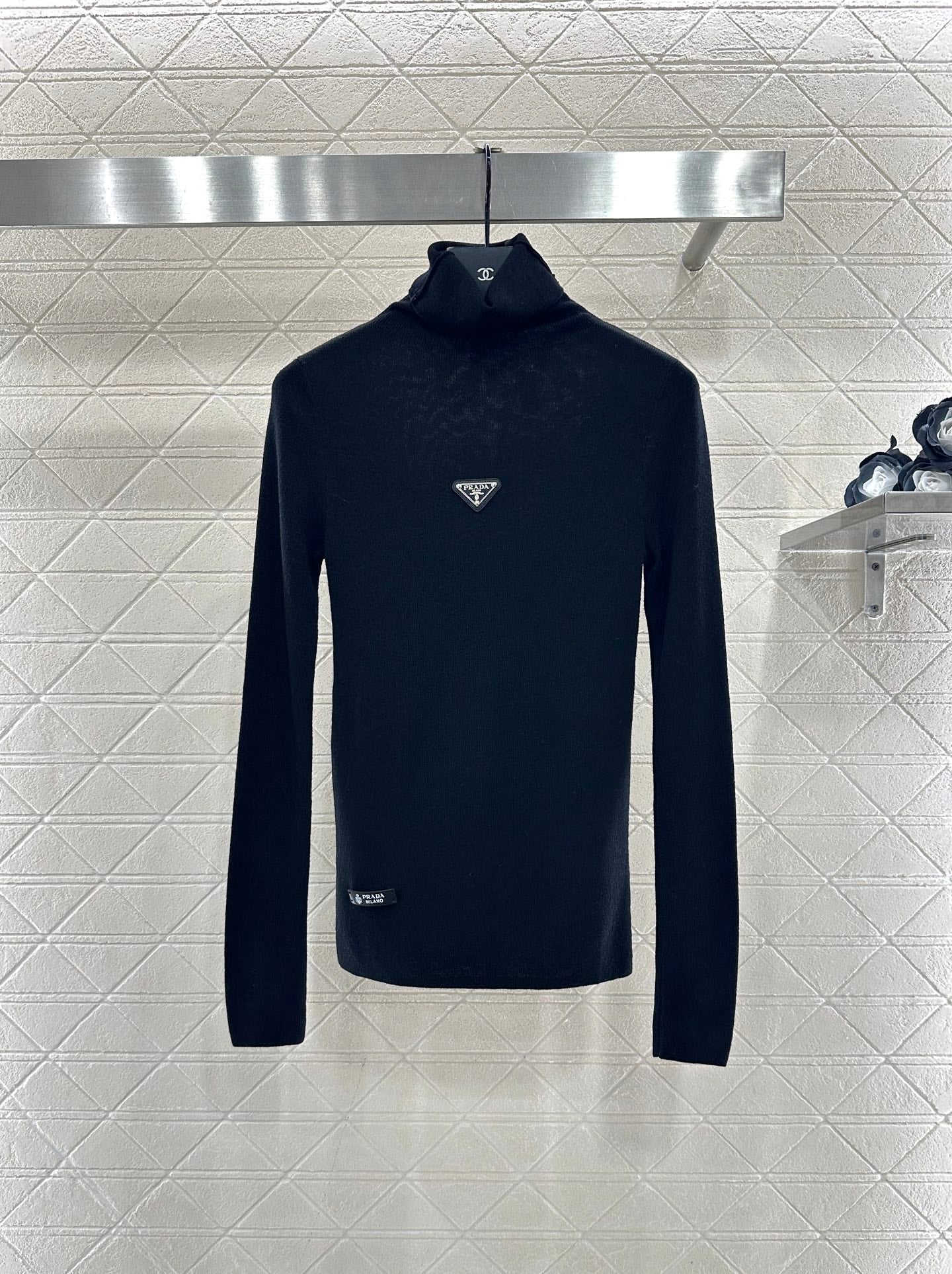 Tailored triangle logo high neck base shirt