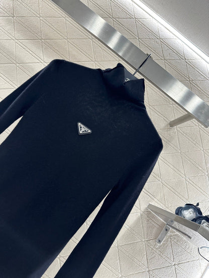 Tailored triangle logo high neck base shirt