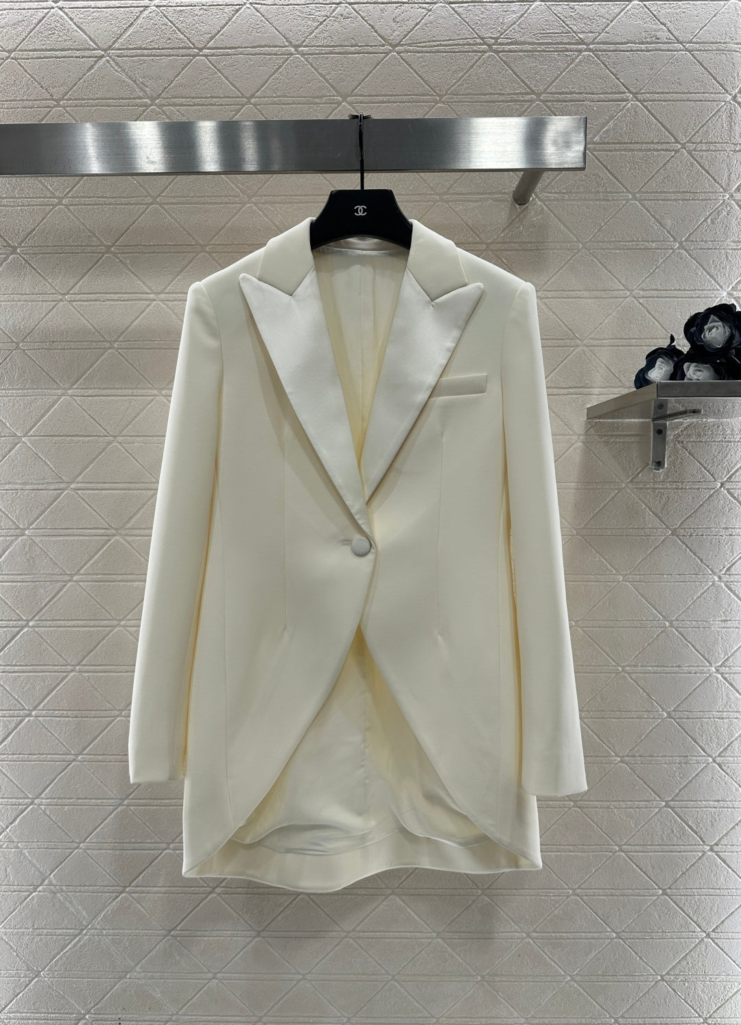 Collar and waist cinched suit jacket