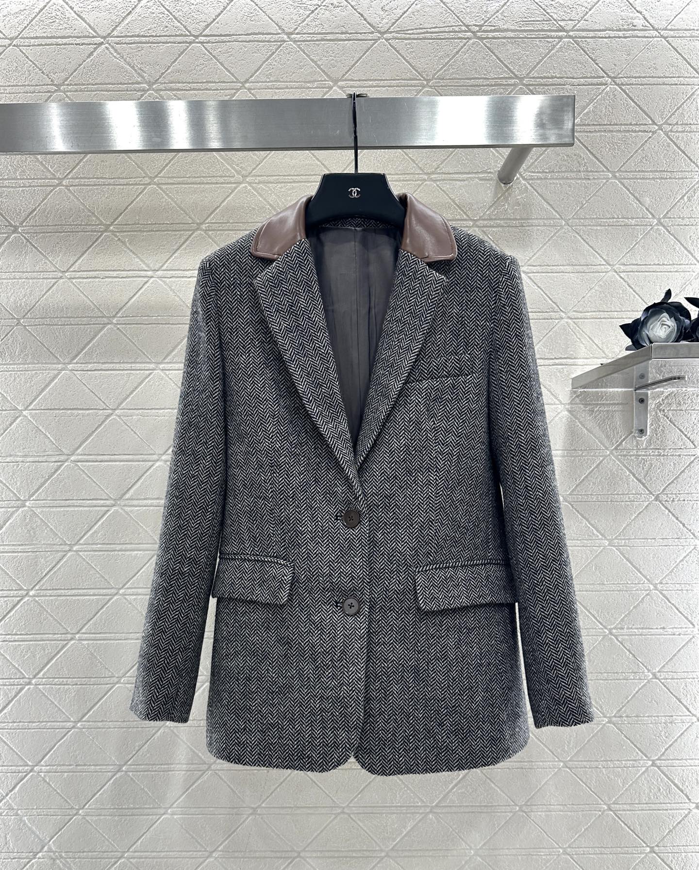 Collar cut leather silhouette suit jacket