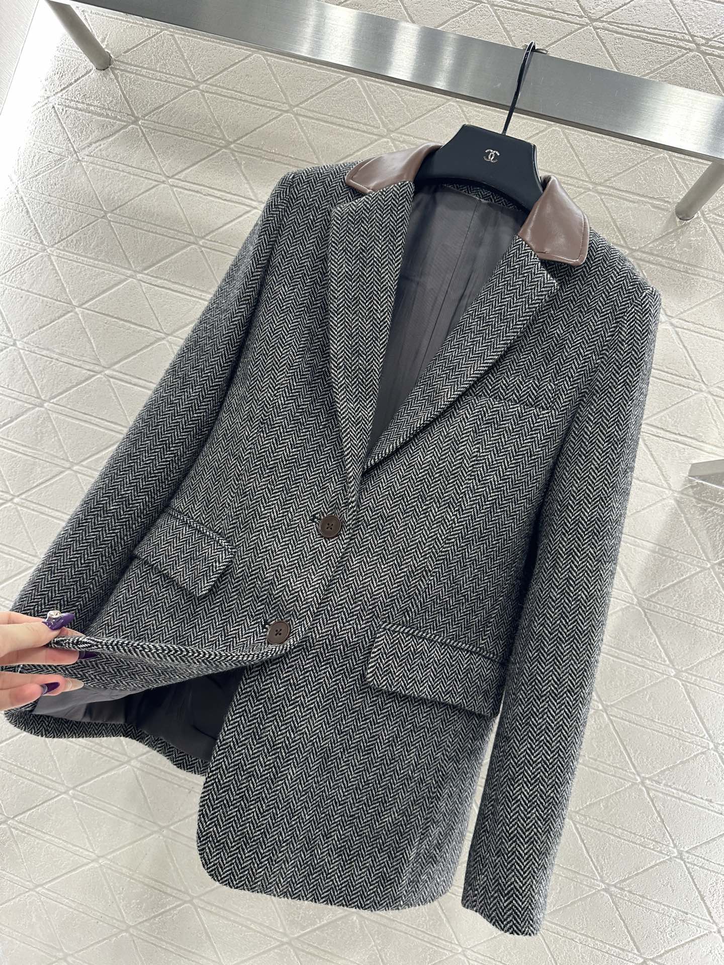 Collar cut leather silhouette suit jacket