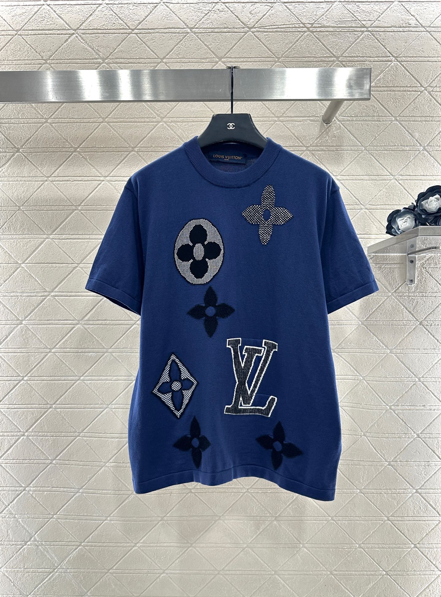 Round neck clover logo short sleeved shirt