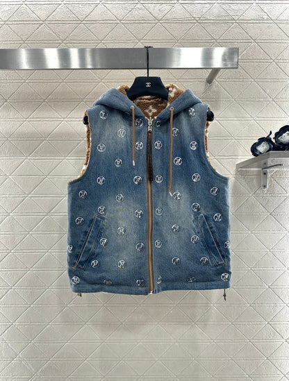 Wearing a hooded teddy lamb vest on both sides