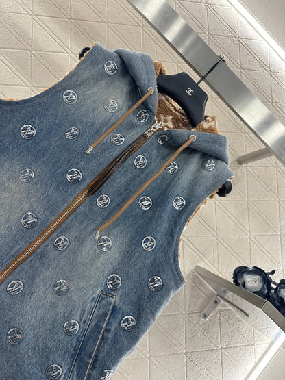 Wearing a hooded teddy lamb vest on both sides