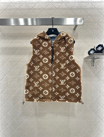 Wearing a hooded teddy lamb vest on both sides