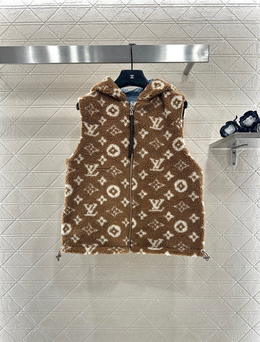 Wearing a hooded teddy lamb vest on both sides
