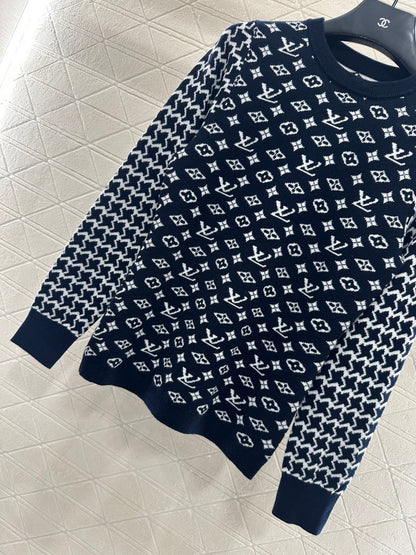 Jacquard round neck long sleeved sweater