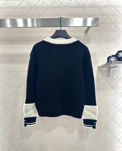 Pullover black and white sweater