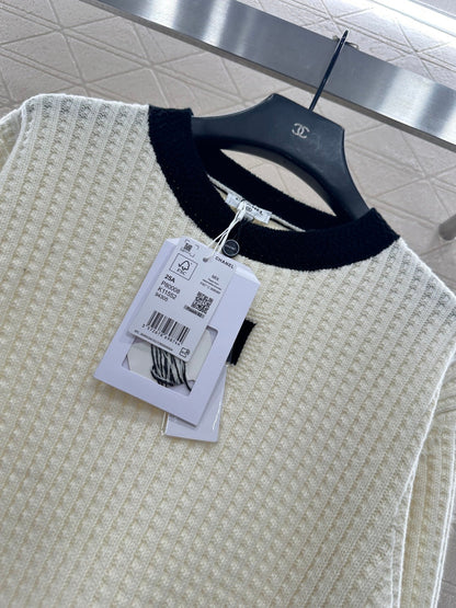 Pullover black and white sweater