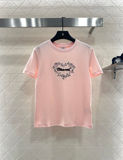 Round neck embroidered beaded logo 𝑇𝑒𝑒