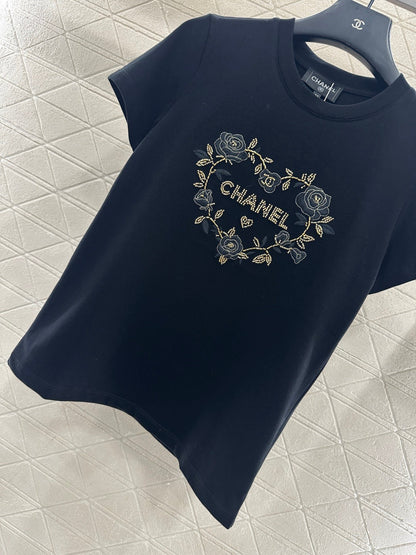 Embroidered beaded logo 𝑇𝑒𝑒