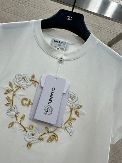 Embroidered beaded logo 𝑇𝑒𝑒