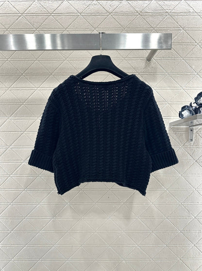 Short knitted short sleeved cardigan