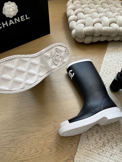 Seamless rain boots