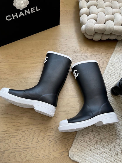 Seamless rain boots