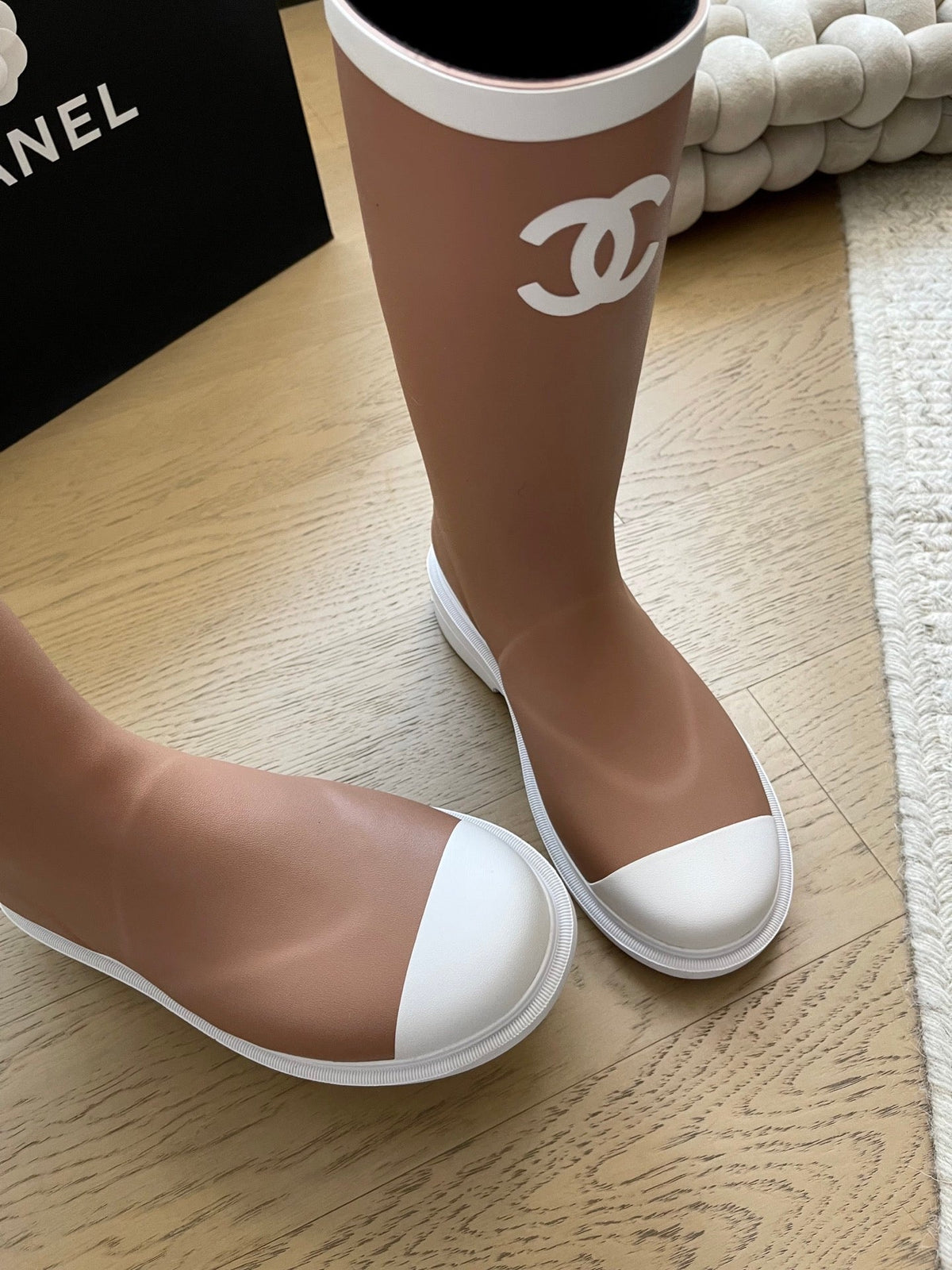 Seamless rain boots