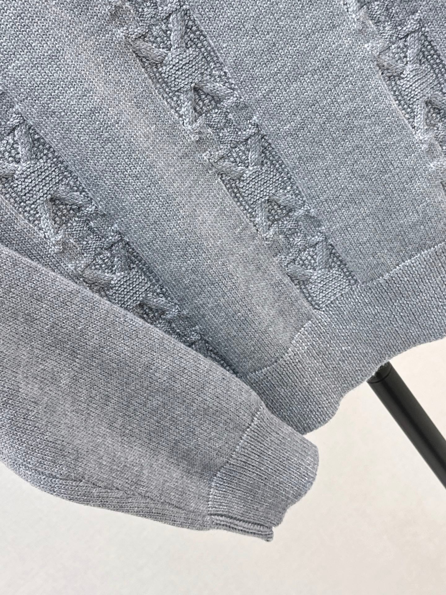 Half-open zip-up knit sweater