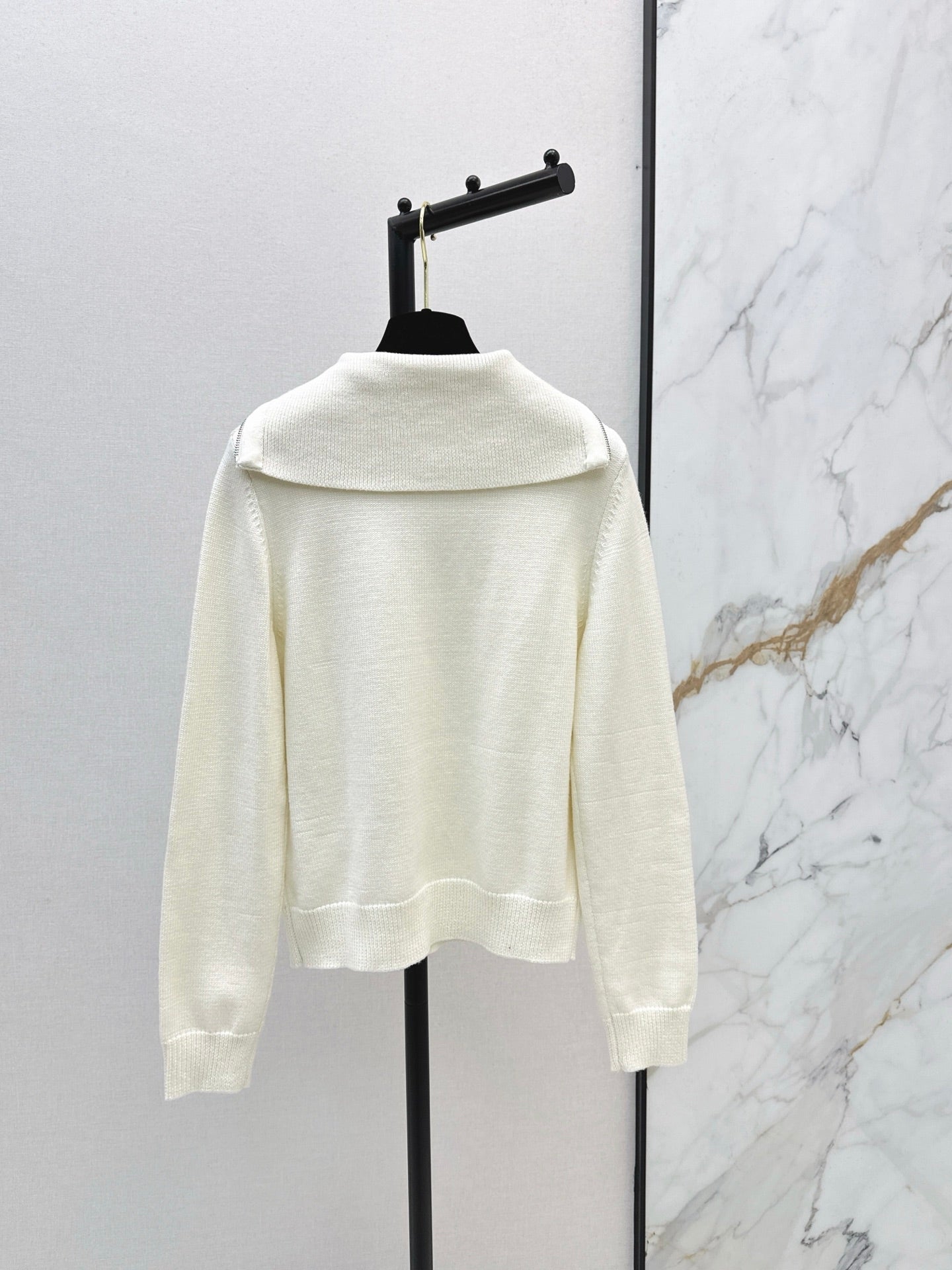 Half-open zip-up knit sweater