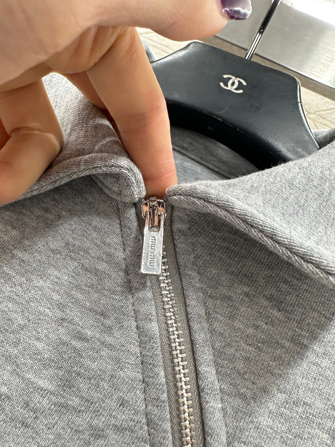 Lolo-front Diagonal Zipper Sweatshirt