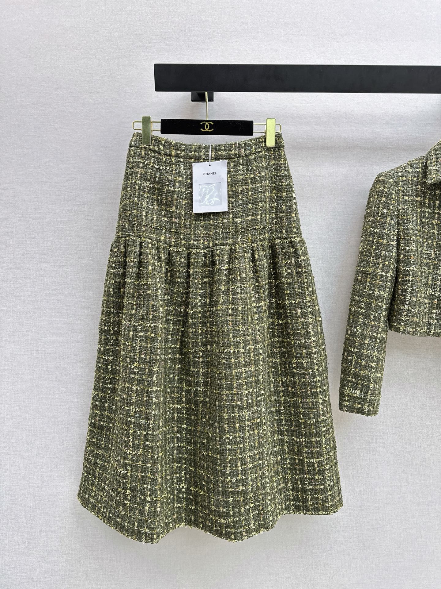 High-waisted pleated midi skirt