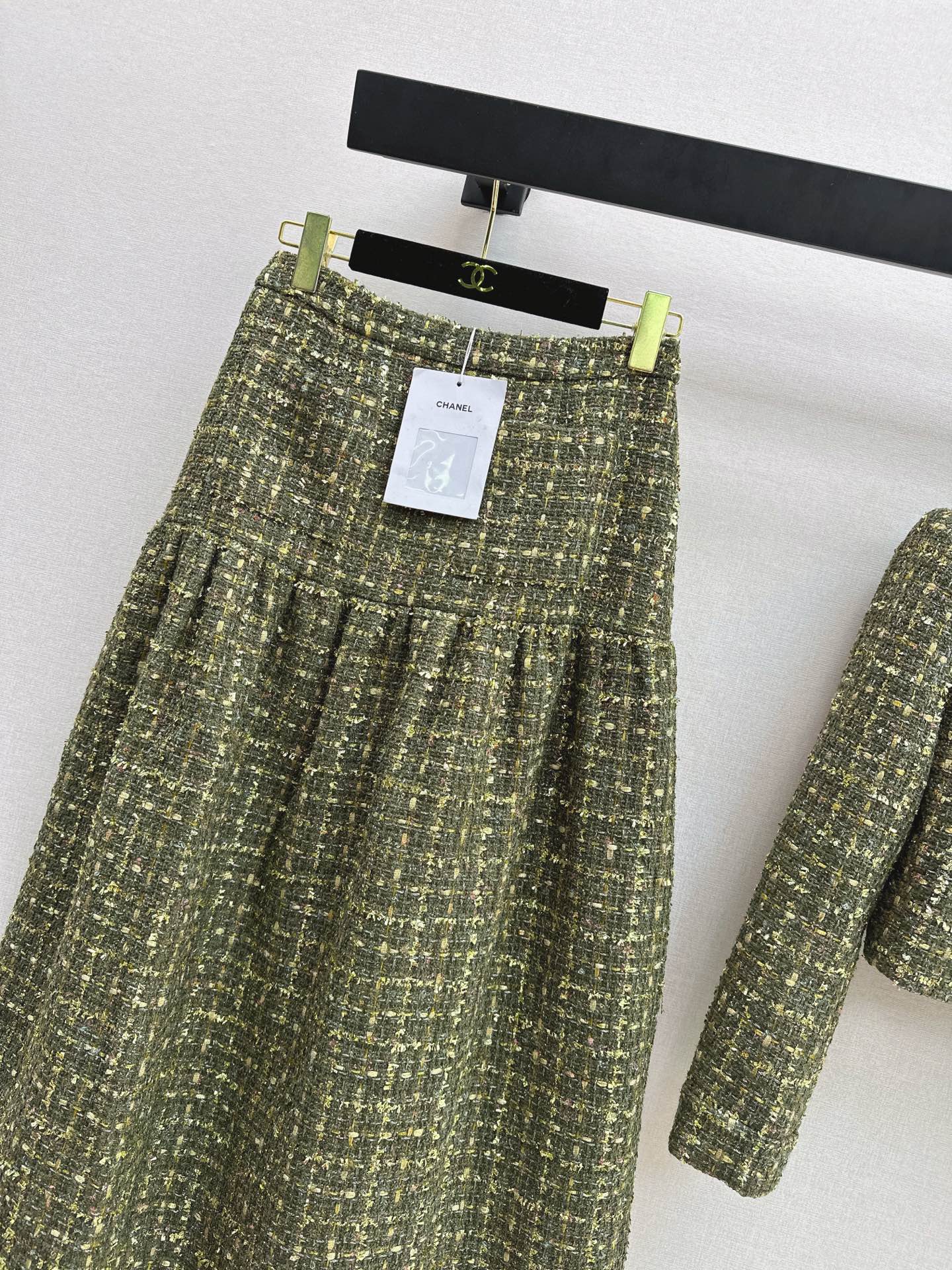 High-waisted pleated midi skirt