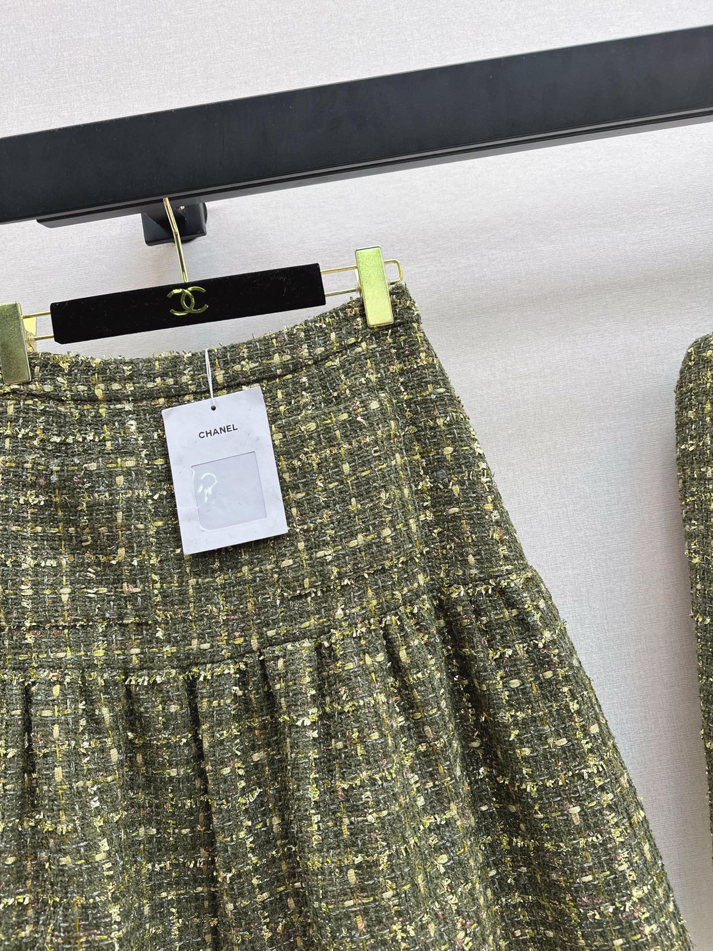 High-waisted pleated midi skirt