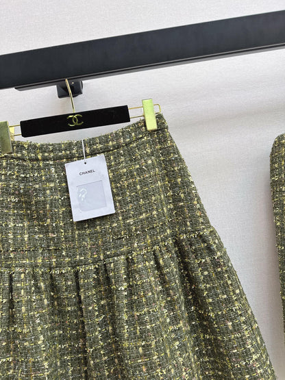 High-waisted pleated midi skirt