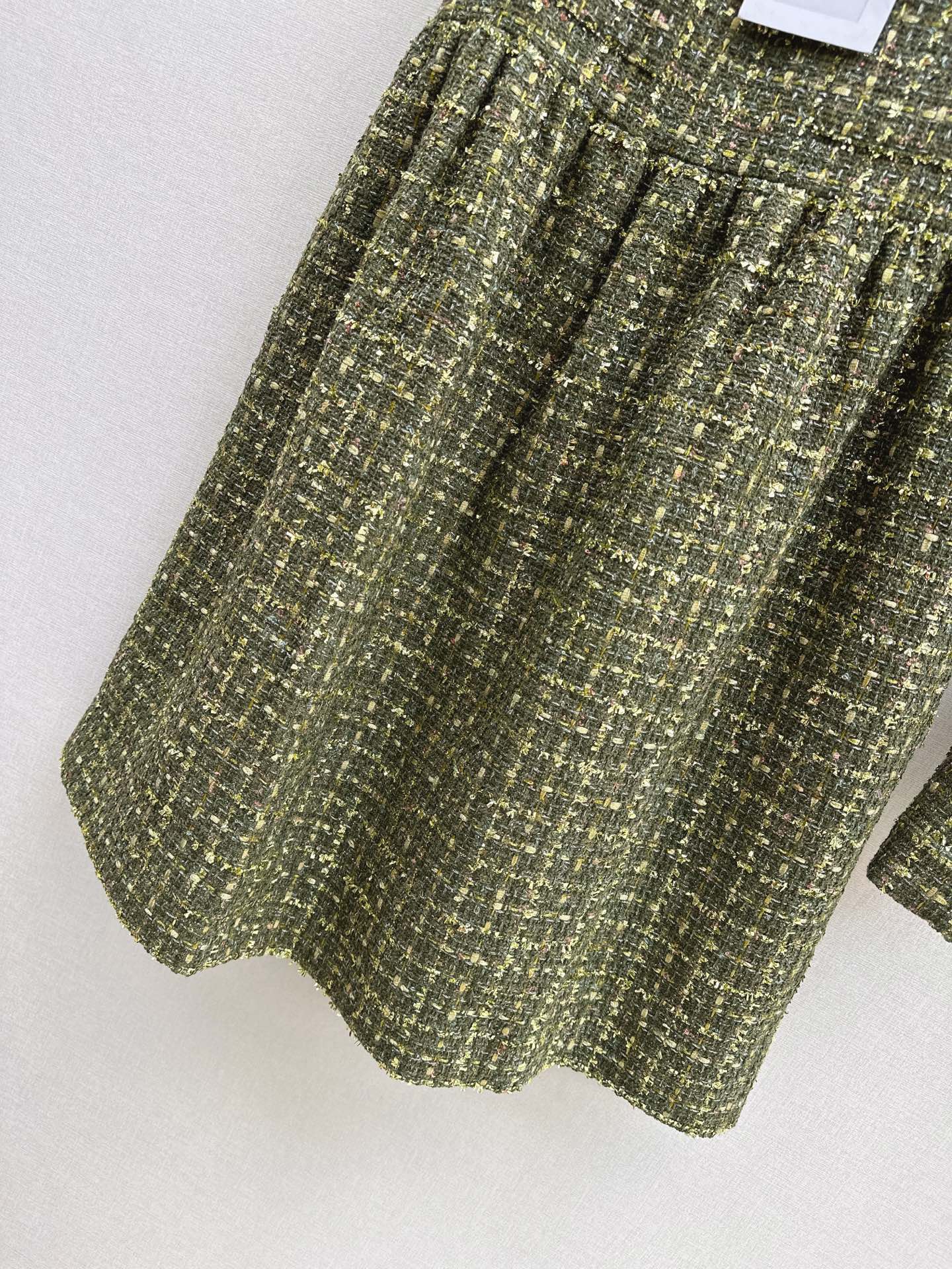 High-waisted pleated midi skirt
