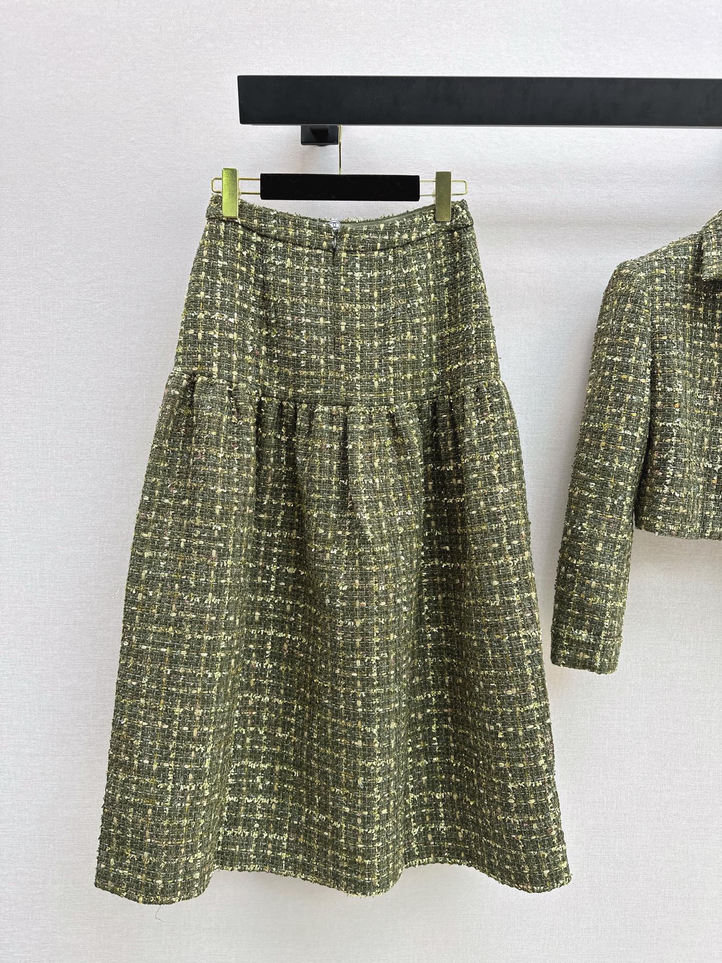 High-waisted pleated midi skirt