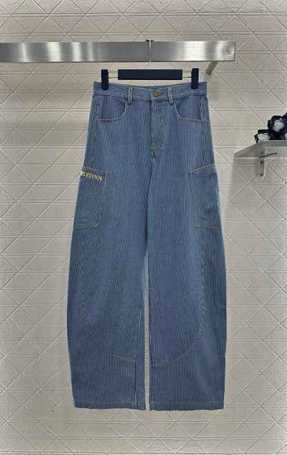Wide-Leg Curved Jeans