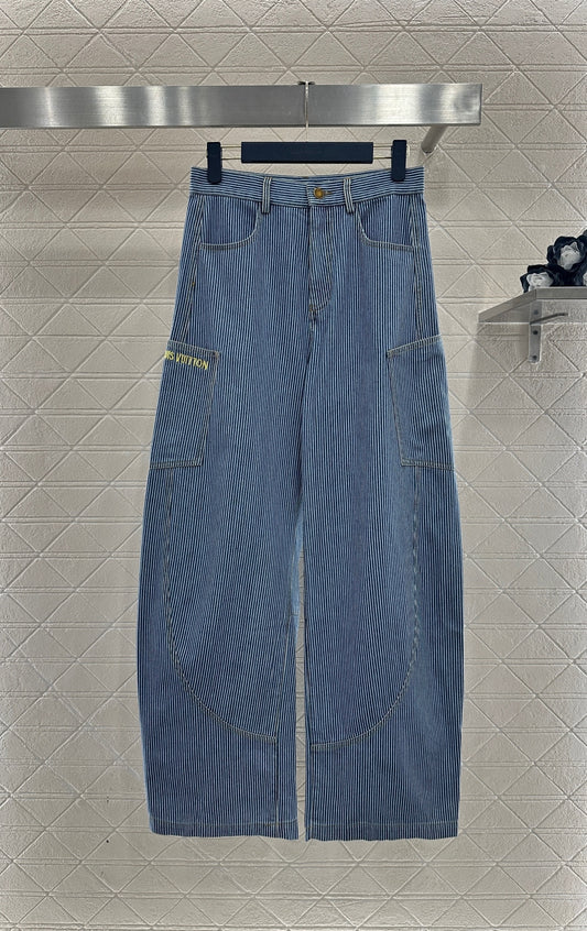Wide-Leg Curved Jeans