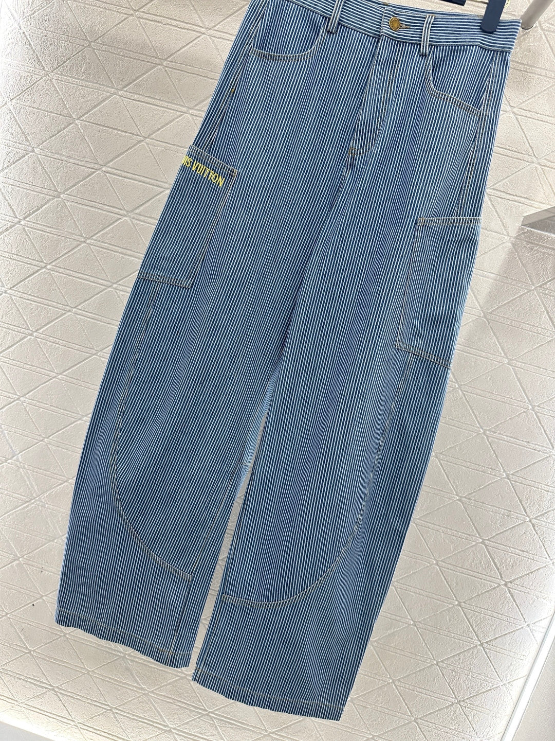 Wide-Leg Curved Jeans