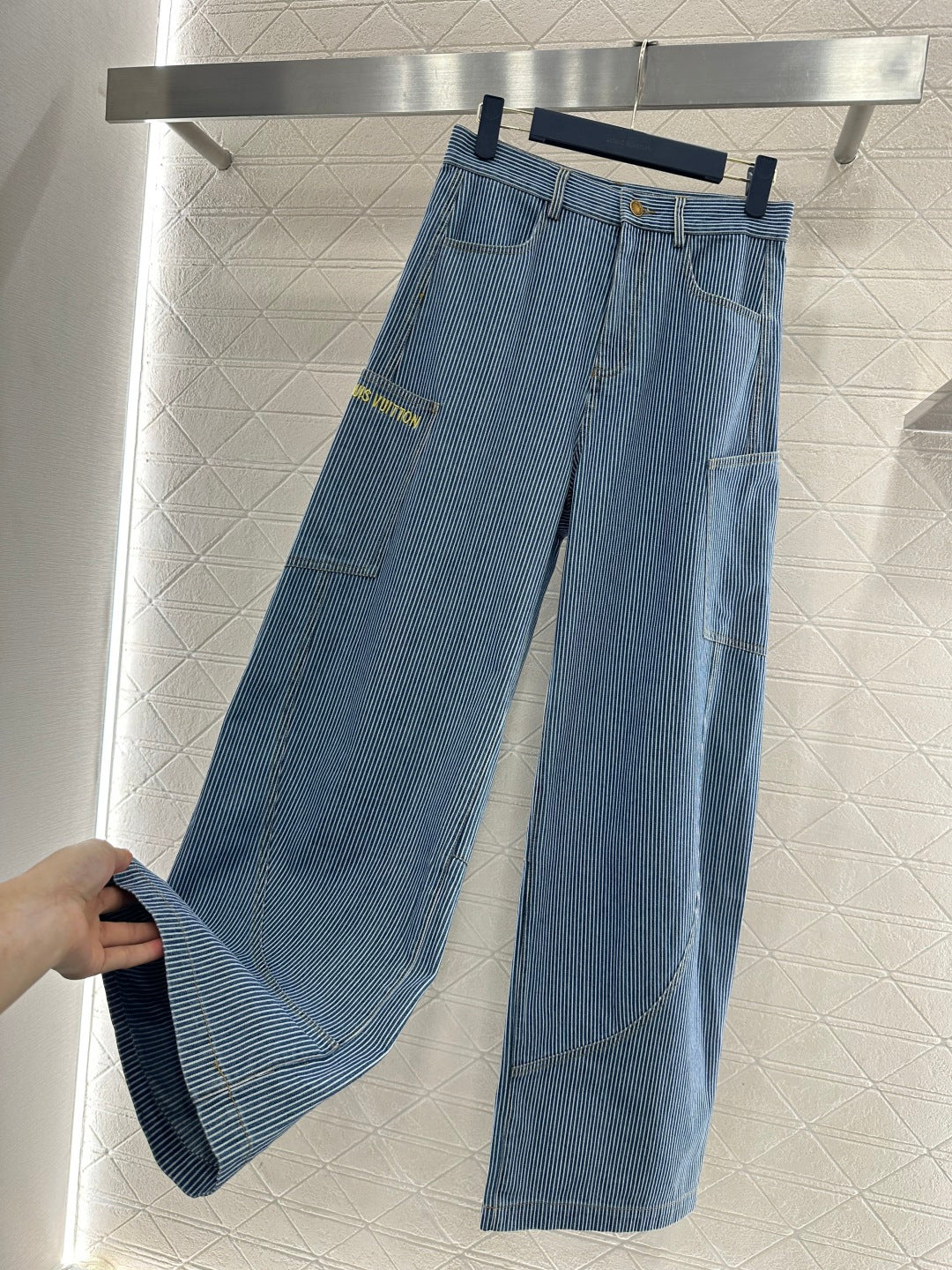 Wide-Leg Curved Jeans