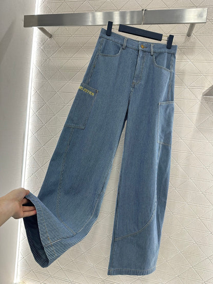 Wide-Leg Curved Jeans