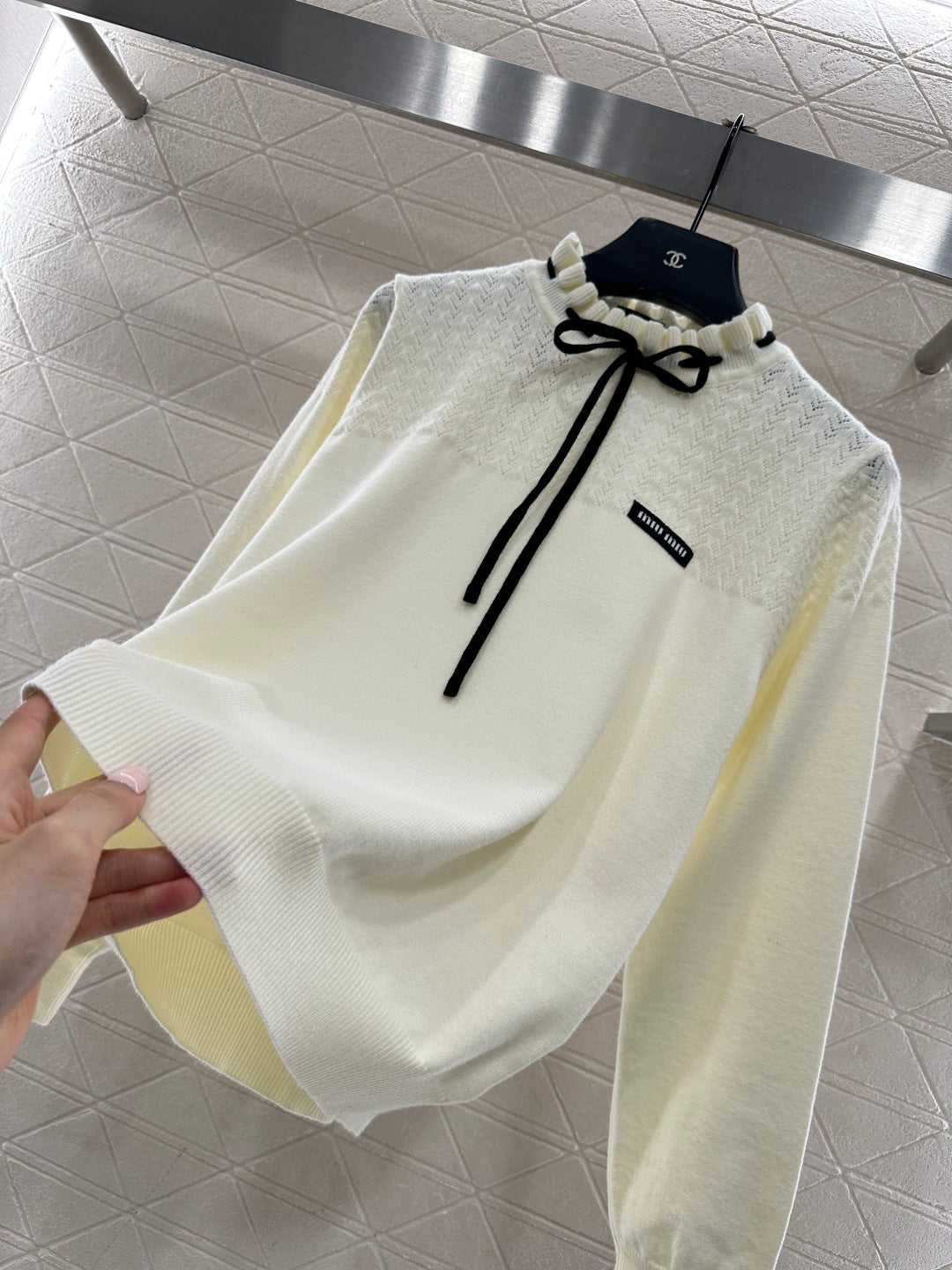 Bow-tie Tulip Collar Sweater