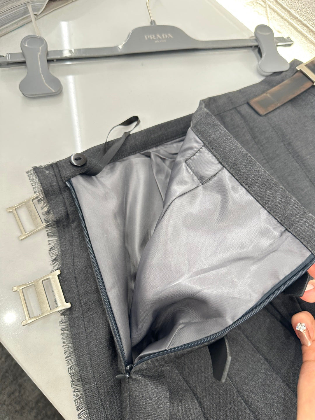 High-waisted pleated mini skirt