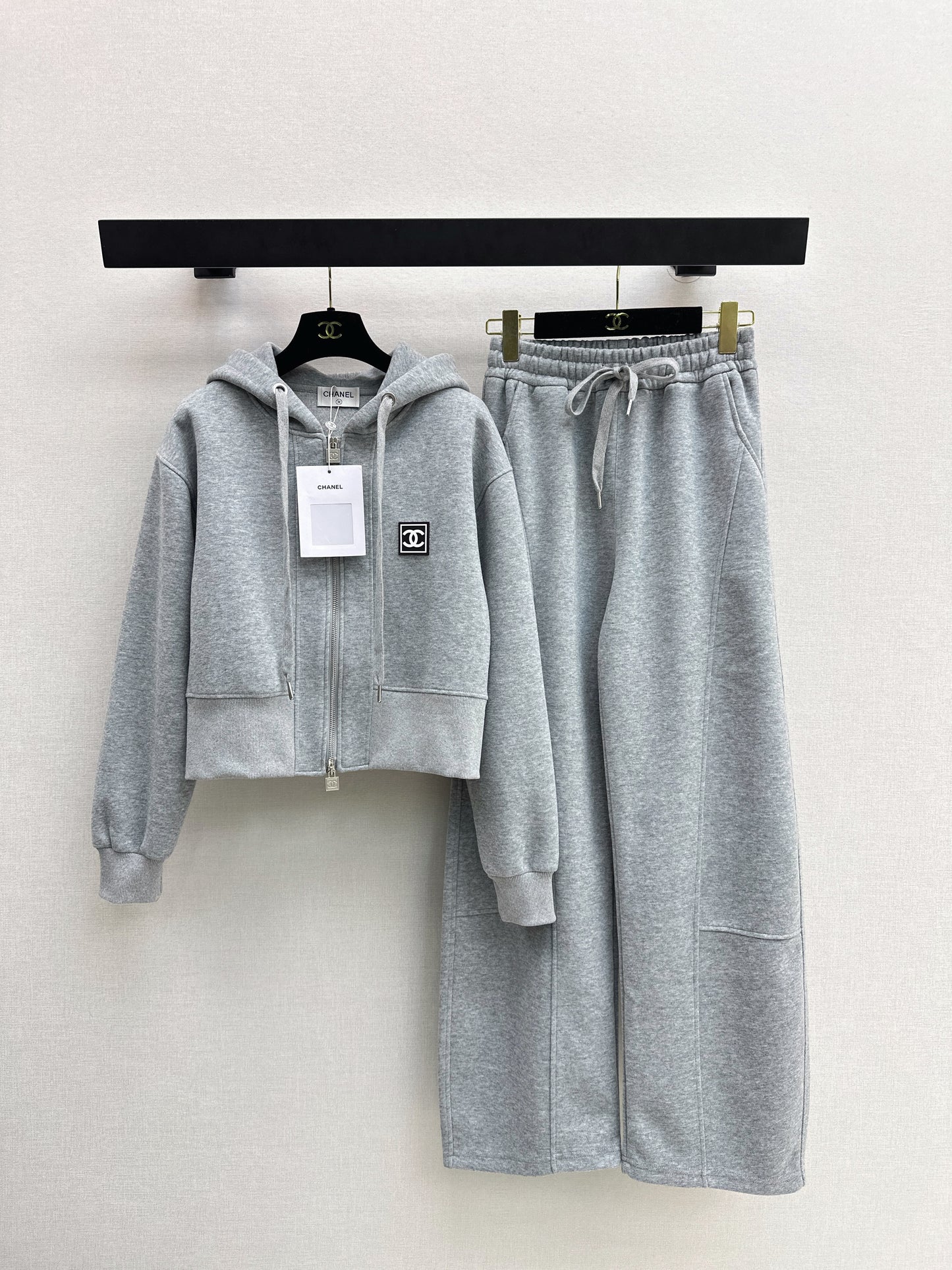 Casual Suit with Logo Badge Decoration