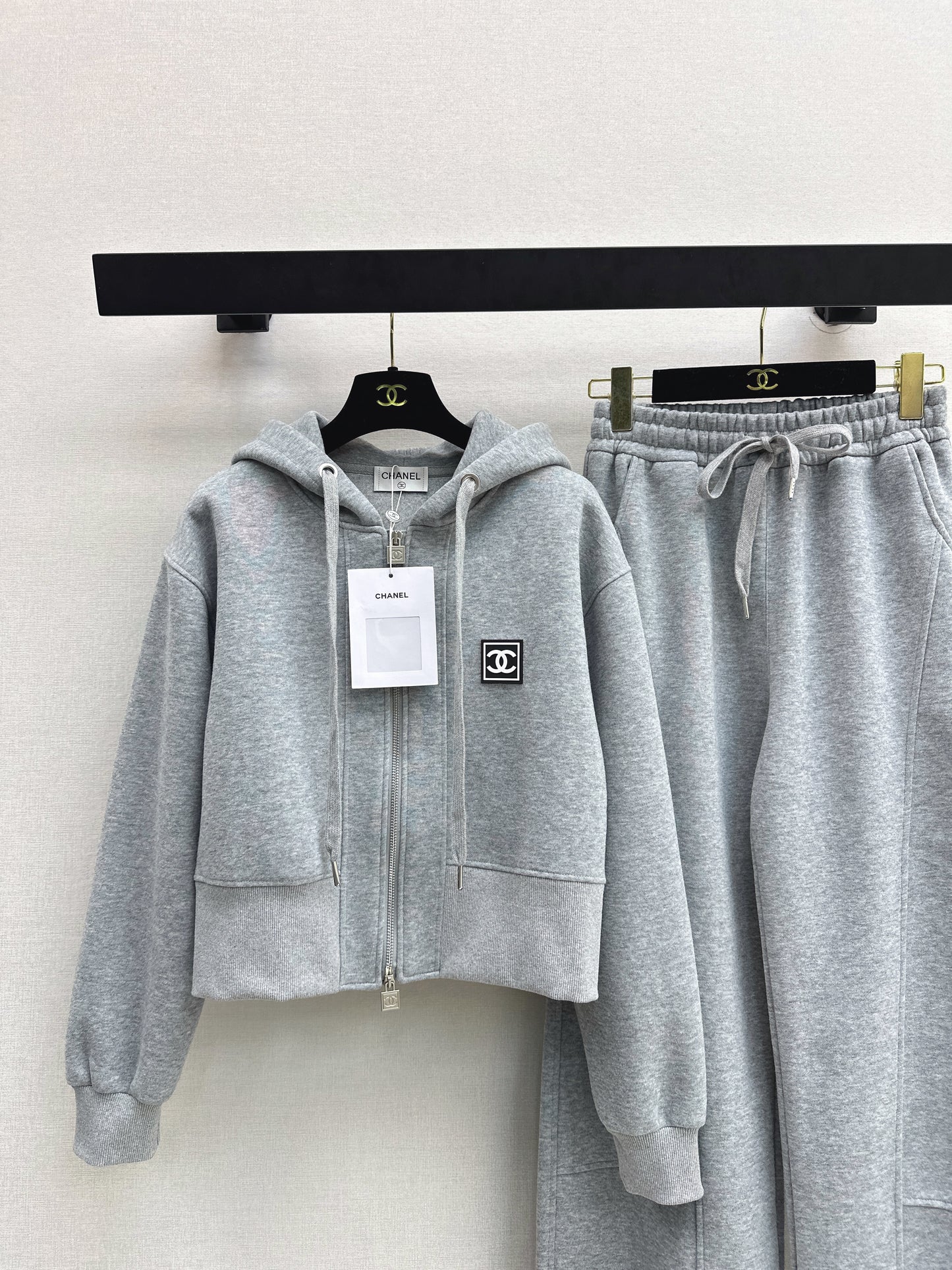 Casual Suit with Logo Badge Decoration