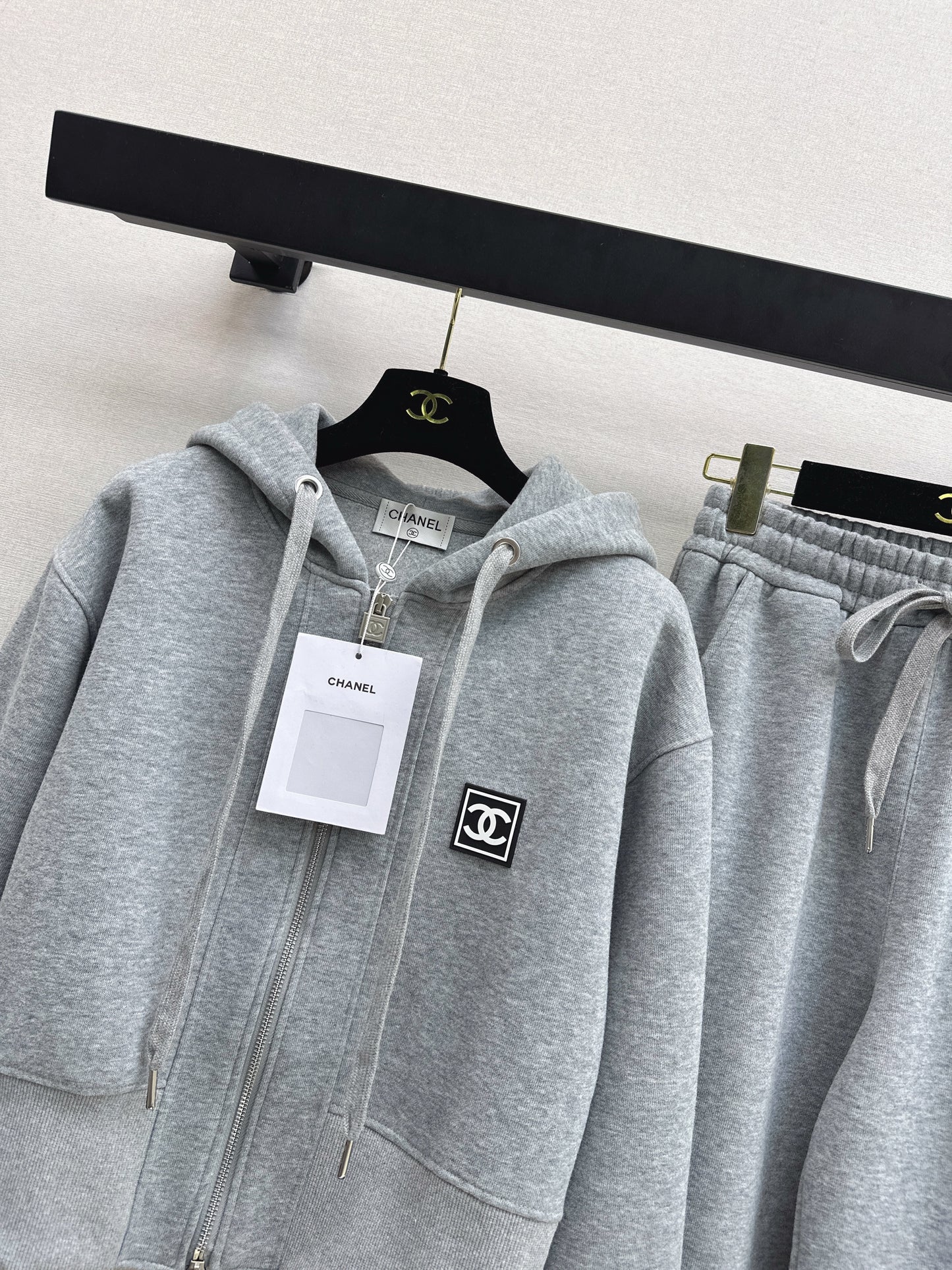 Casual Suit with Logo Badge Decoration