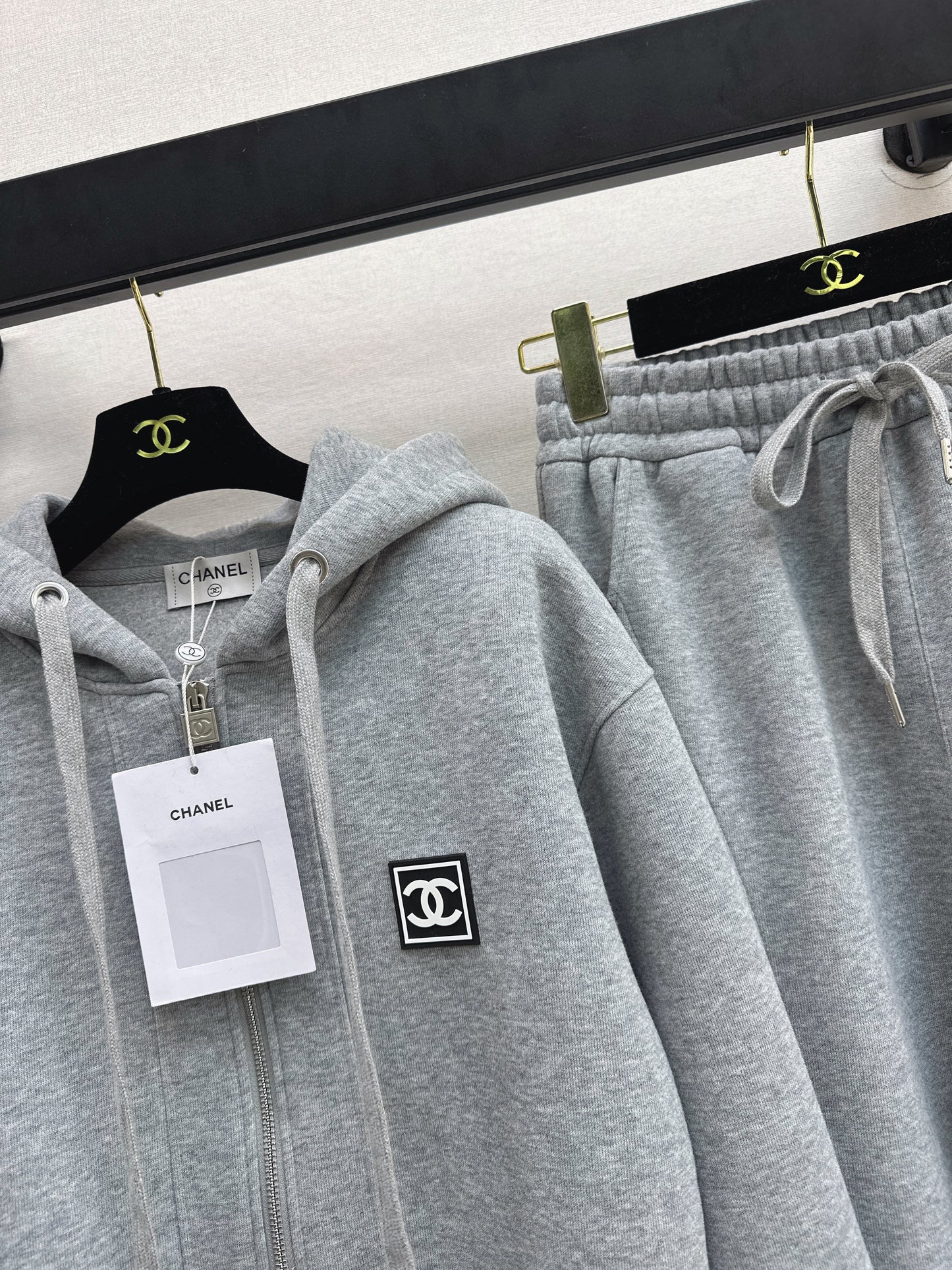 Casual Suit with Logo Badge Decoration