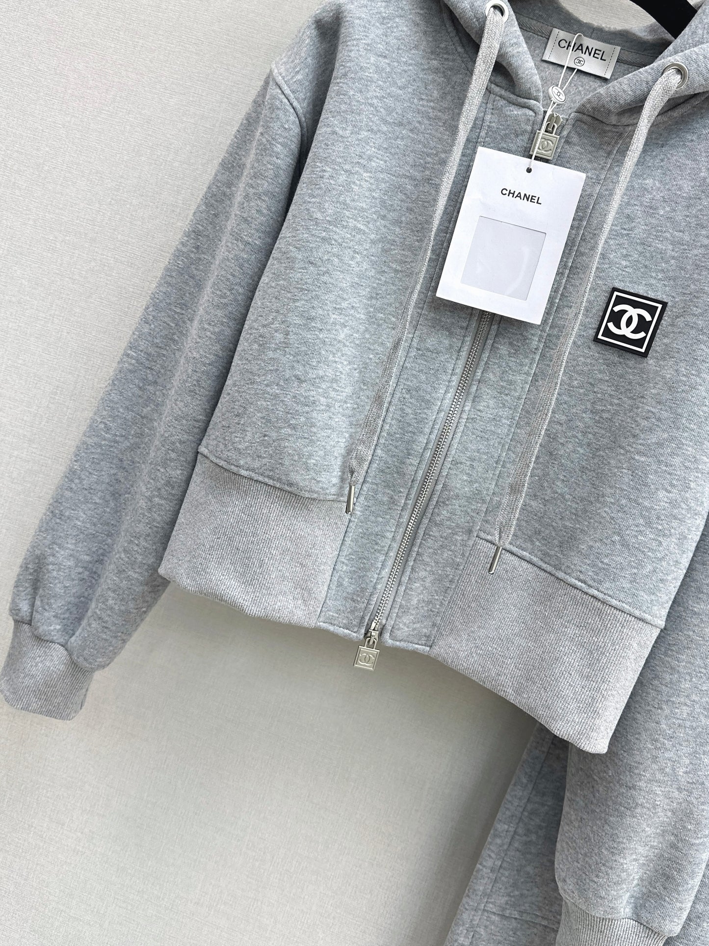 Casual Suit with Logo Badge Decoration