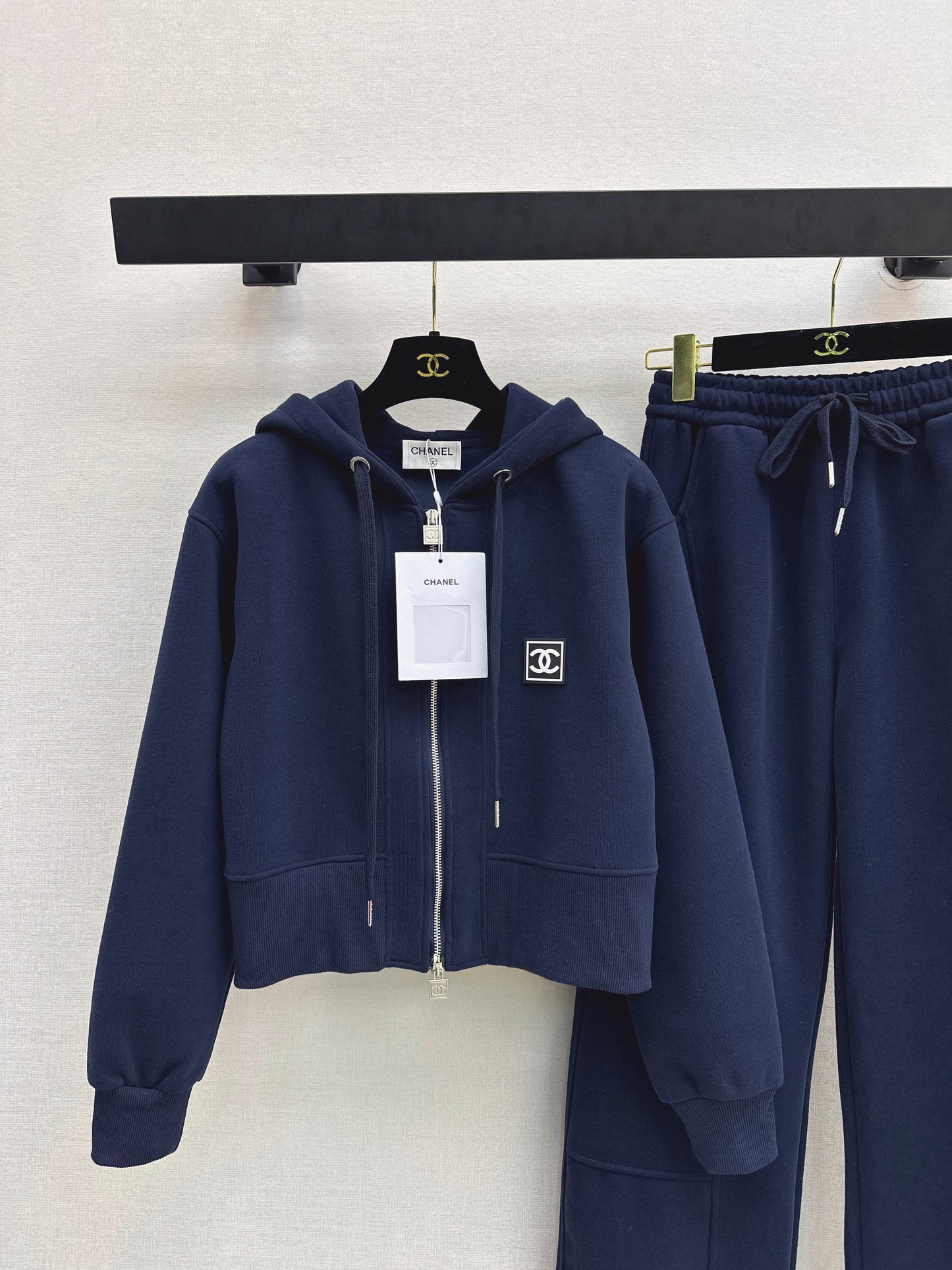 Casual Suit with Logo Badge Decoration