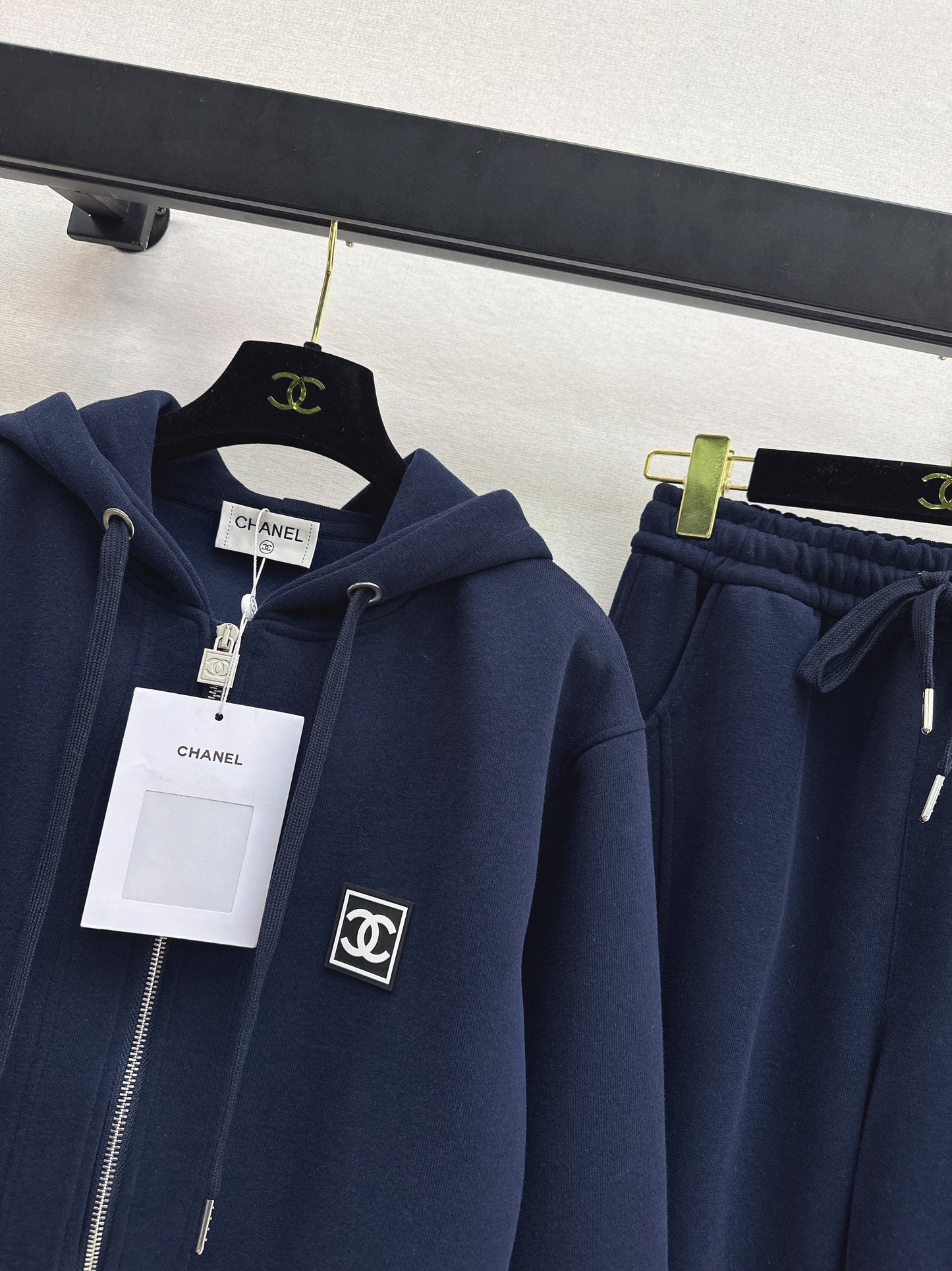 Casual Suit with Logo Badge Decoration